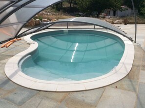 Indoor pool, free pool cabanas, pool umbrellas - Appartement les Ecureuils (La Roque-d'Antheron)