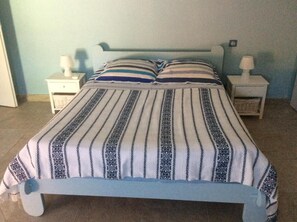 In-room safe, individually decorated, individually furnished, desk - Appartement les Ecureuils (La Roque-d'Antheron)