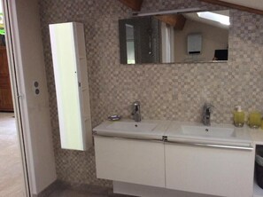 Shower, free toiletries, hair dryer, towels - Appartement les Ecureuils (La Roque-d'Antheron)