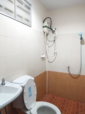 Standard Double Room | Bathroom | Shower, free toiletries, towels