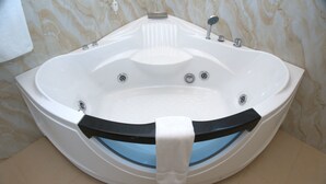 Deluxe Chalet, 1 King Bed, Non Smoking | Bathroom | Slippers - Santon Resort & Spa (Kahandamodara)