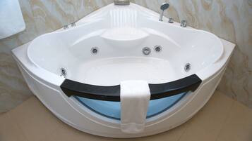 Deluxe-Chalet, 1 King-Bett, Nichtraucher | Badezimmer | Hausschuhe