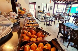 Free daily buffet breakfast  - Pousada Solar de Geribá (Búzios)