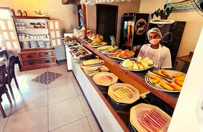 Café da manhã com buffet grátis todos os dias