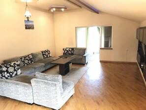 Apartament, 3 dormitoris, vistes a la muntanya | Sala d'estar | Televisor de pantalla plana i llar de foc 