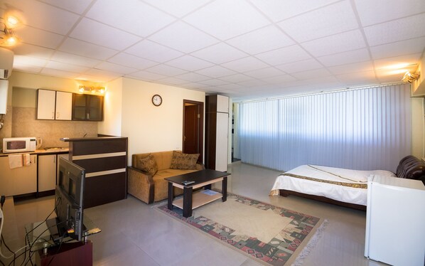 Appartement supérieur | Salle de séjour | Téléviseur à écran plat, foyer