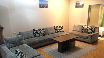 Apartment, 3 Schlafzimmer, Bergblick | Individuell dekoriert, individuell eingerichtet, Schreibtisch