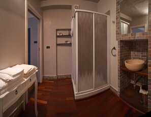 Deluxe Room, 1 Queen Bed, Non Smoking | Bathroom | Shower, free toiletries, hair dryer, bathrobes - Antico Palazzo (Mondovi)
