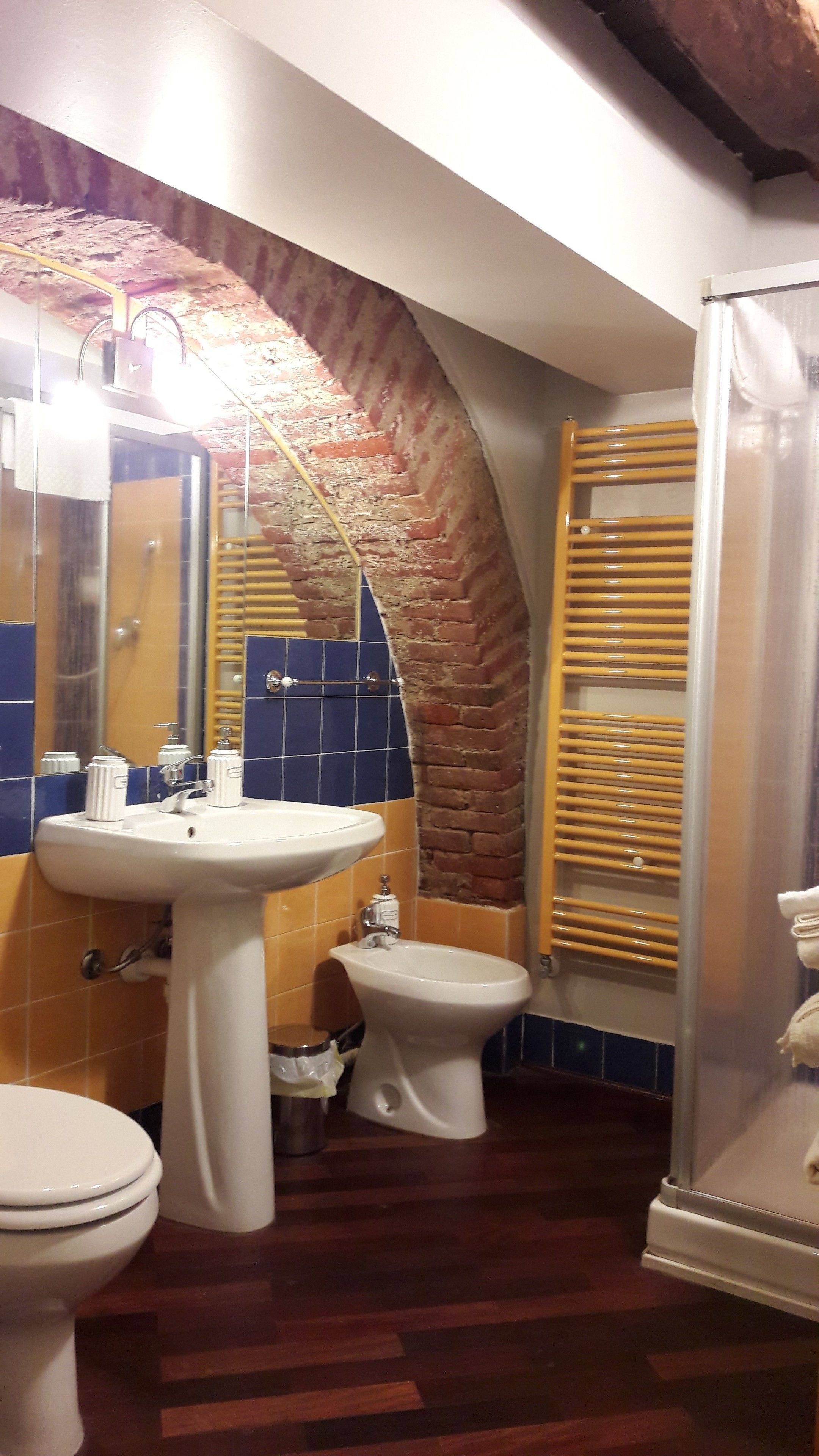 Un baño con lavamanos, inodoro, bidé y ducha.