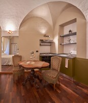 Suite estudio Deluxe, cocina básica | Cocina básica privada | Frigorífico, cafetera o tetera y hervidor eléctrico