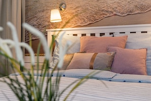 Kamar Double Basic | Meja kerja, tirai kedap cahaya, dan tempat tidur bayi (biaya tambahan)