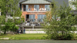 Ein zweistöckiges Gebäude mit Balkon und einem Schild, auf dem 'Villa-Motel' steht.
