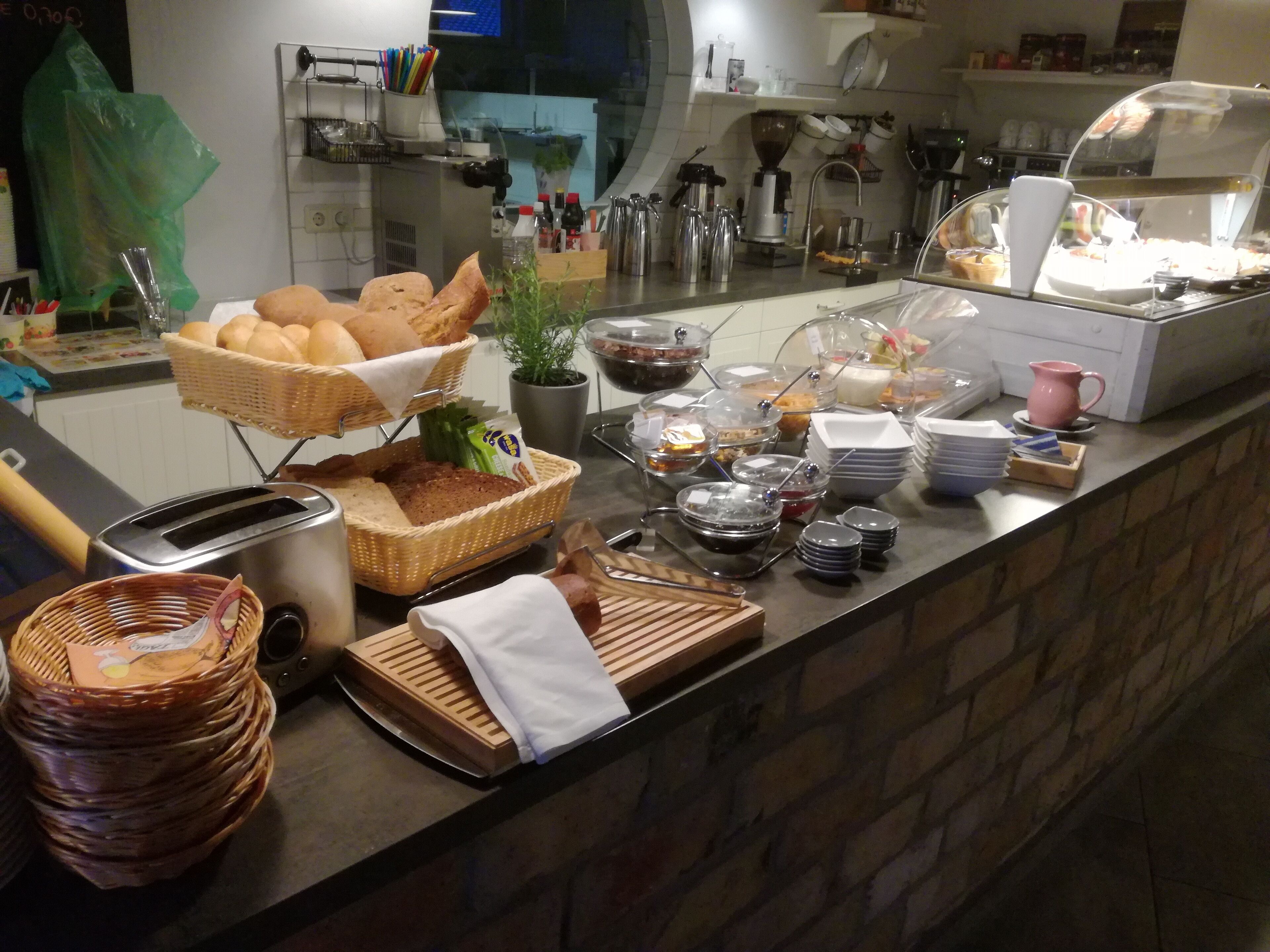 Disposição de buffet com diversos alimentos e utensílios.