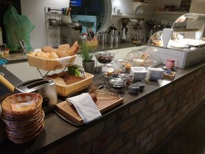 Un buffet proposant une variété de plats et d’ustensiles.