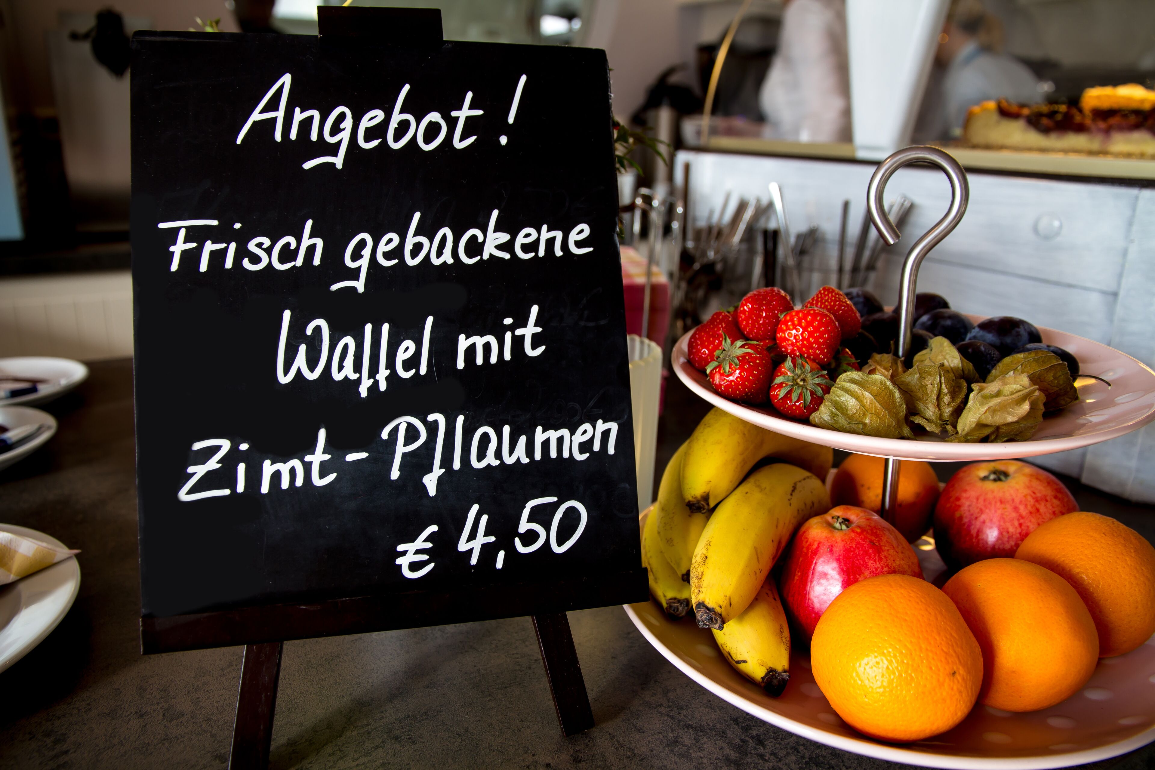 A blackboard with a menu offering a fresh fruit basket for €4.50.