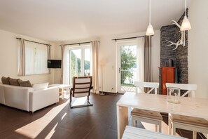 Apartemen, balkon, pemandangan danau | Ruang keluarga | TV layar datar