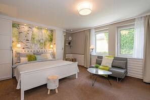 Kamar Double Basic | Meja kerja, tirai kedap cahaya, dan tempat tidur bayi (biaya tambahan)