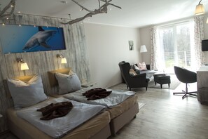 Schreibtisch, Verdunkelungsvorhänge, Babybetten, kostenloses WLAN