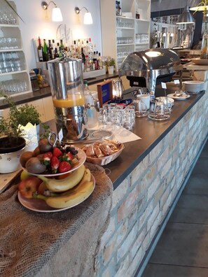 Tägliches kontinentales Frühstück (12.50 EUR pro Person)