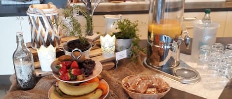Daily continental breakfast (EUR 12.50 per person)