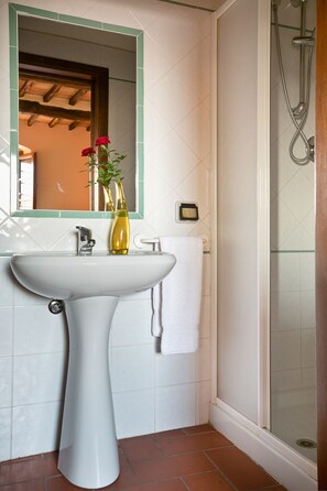 Studio | Bathroom | Deep soaking tub, rainfall showerhead, free toiletries, hair dryer - I Greppi di Silli (San Casciano in Val di Pesa)