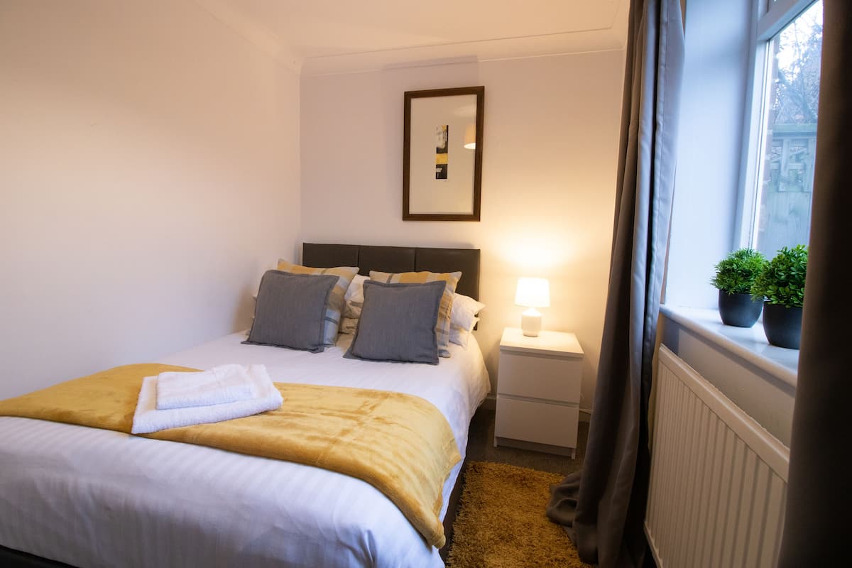 Habitación doble estándar, 1 cama matrimonial, para no fumadores, vista a la ciudad | 1 habitación, ropa de cama de alta calidad y cortinas blackout