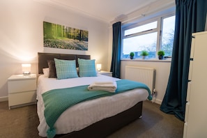 Habitación doble Premium, 1 cama matrimonial, para no fumadores, vista al jardín | 1 habitación, ropa de cama de alta calidad y decoración personalizada