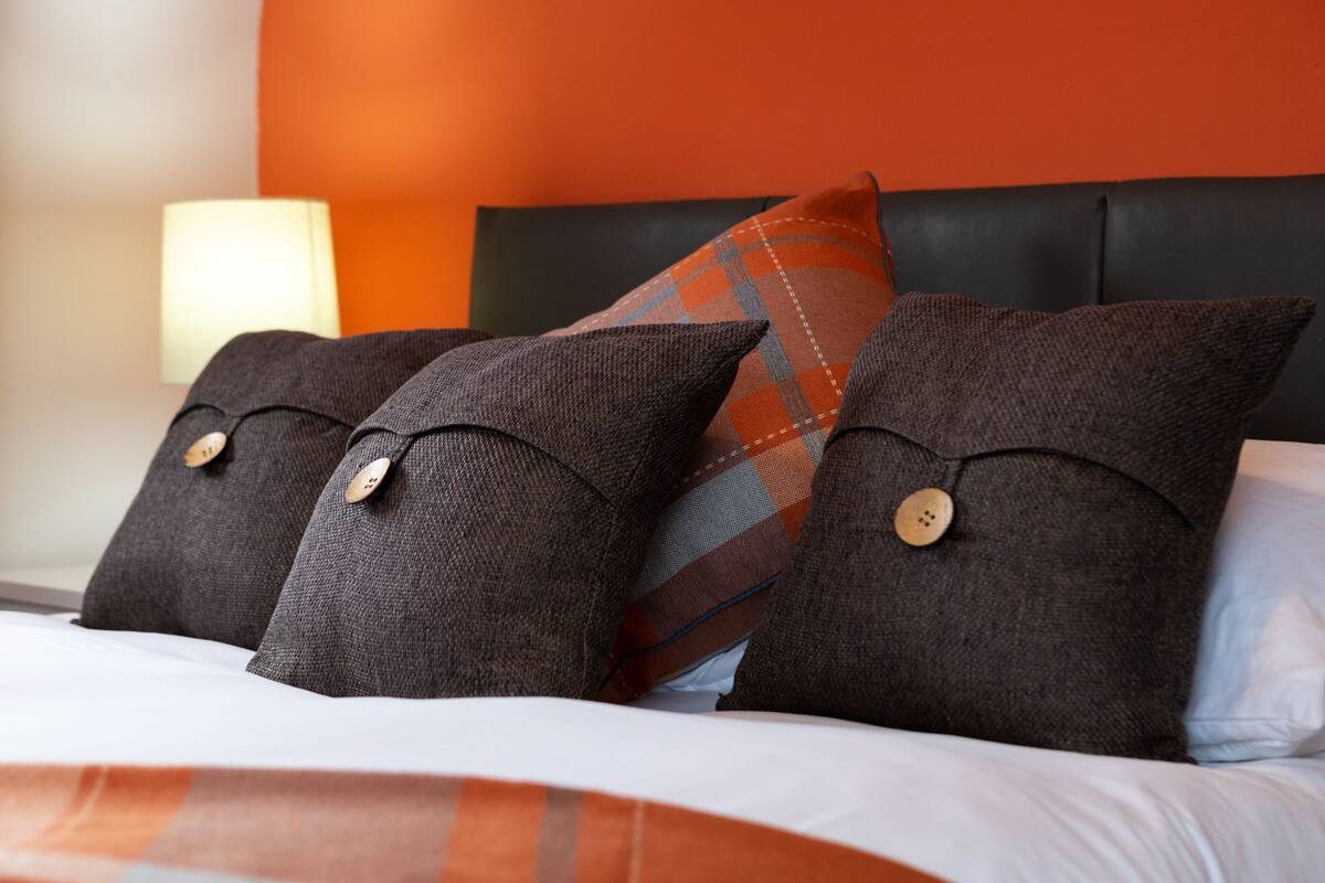 Habitación doble Premium, 1 cama matrimonial, para no fumadores, baño privado | 1 habitación, ropa de cama de alta calidad y cortinas blackout