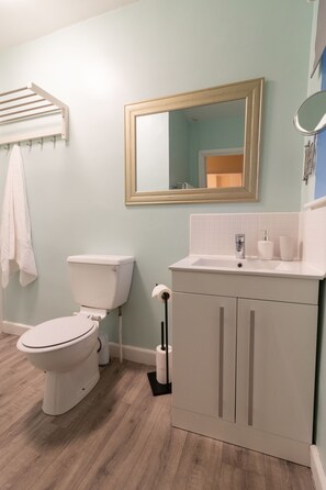 Dusche, kostenlose Toilettenartikel, Haartrockner, Handtücher