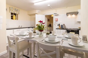 Fridge, microwave, oven, stovetop - Valentia Lodge Serviced Accommodation (Oxford)