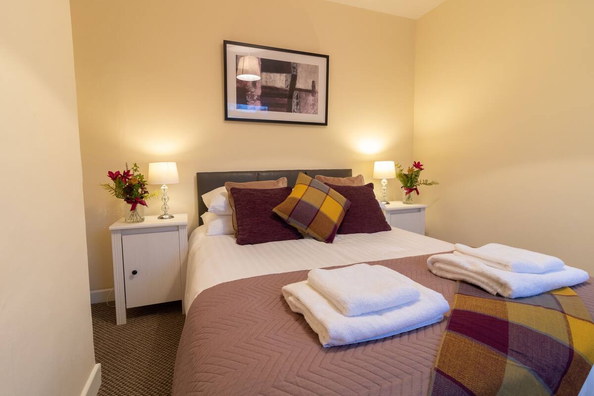 1 bedroom, Egyptian cotton sheets, premium bedding, Select Comfort beds
