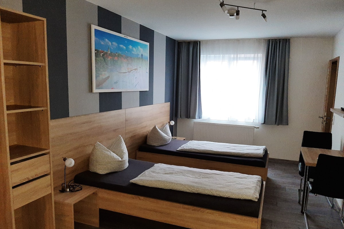 Standard Double Room | Meja, ruang kerja komputer riba, langsir/tirai gelap terus