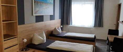 Phòng đôi Tiêu chuẩn | Bàn, khu vực làm việc phù hợp cho laptop, màn/rèm cản sáng