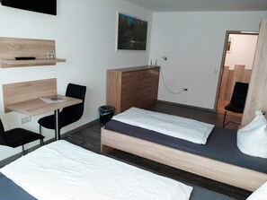 Desk, laptop workspace, blackout drapes, free wired internet - Pension Roseneck (Borchen)
