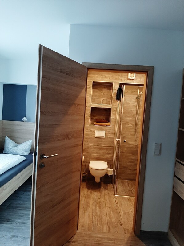 Shower, hair dryer, towels - Pension Roseneck (Borchen)