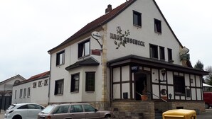 Un bâtiment sur lequel on peut lire l’inscription « HAUS ROSENNECK ».