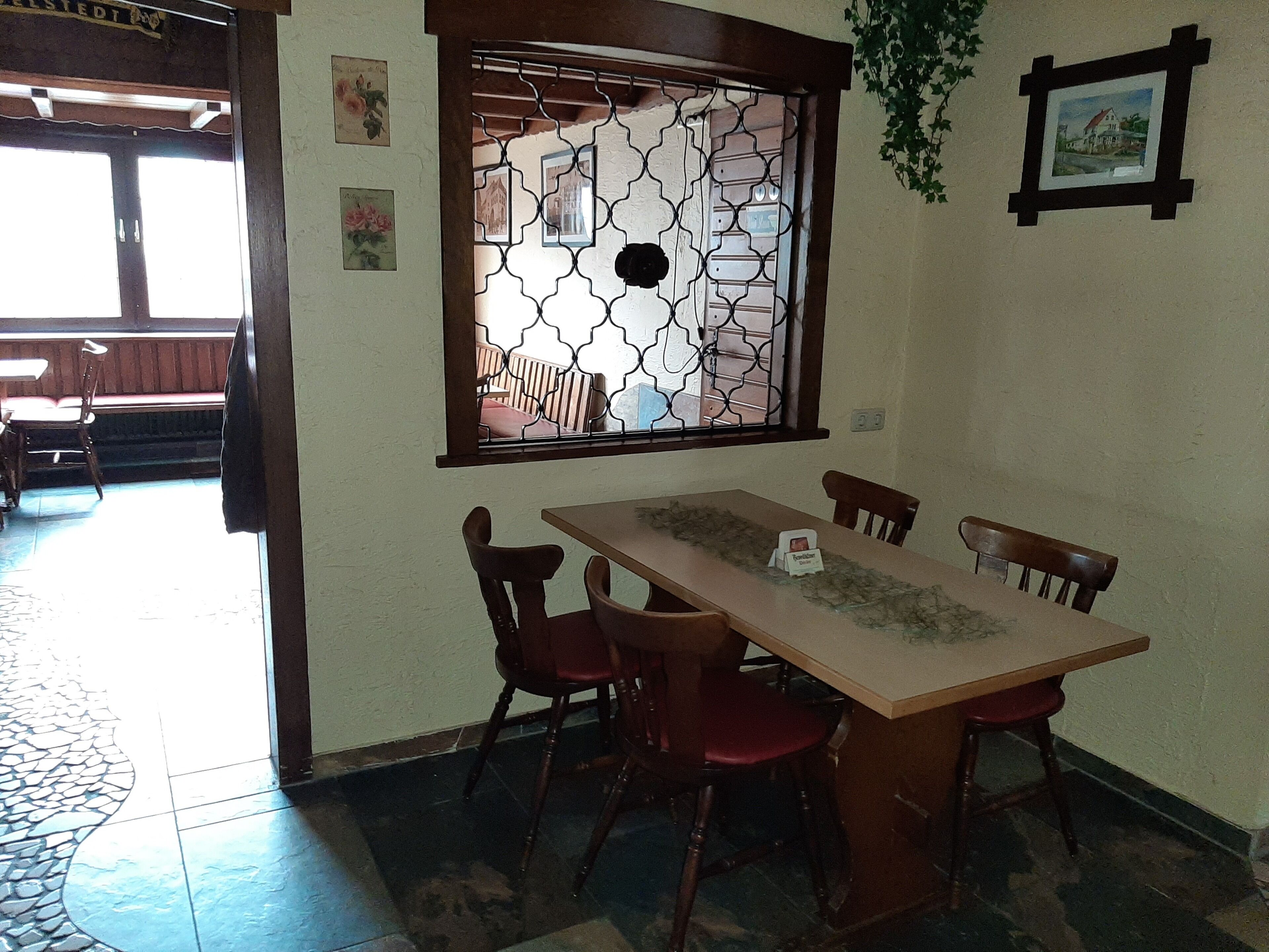 Cooked-to-order breakfast on weekends (EUR 9.90 per person)