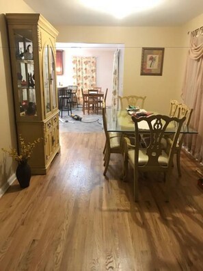 Room, 1 Queen Bed | In-room dining