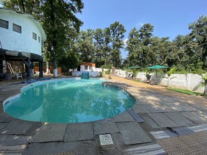 Piscine couverte, piscine extérieure, parasols de plage, chaises longues