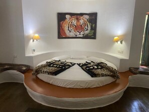 Luxury-Zimmer | Daunenbettdecken, Pillowtop-Betten, Zimmersafe, individuell dekoriert