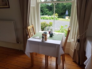 Tägliches inbegriffenes großes Frühstück