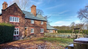 Property grounds - Beech Hill B&B (Northwich)