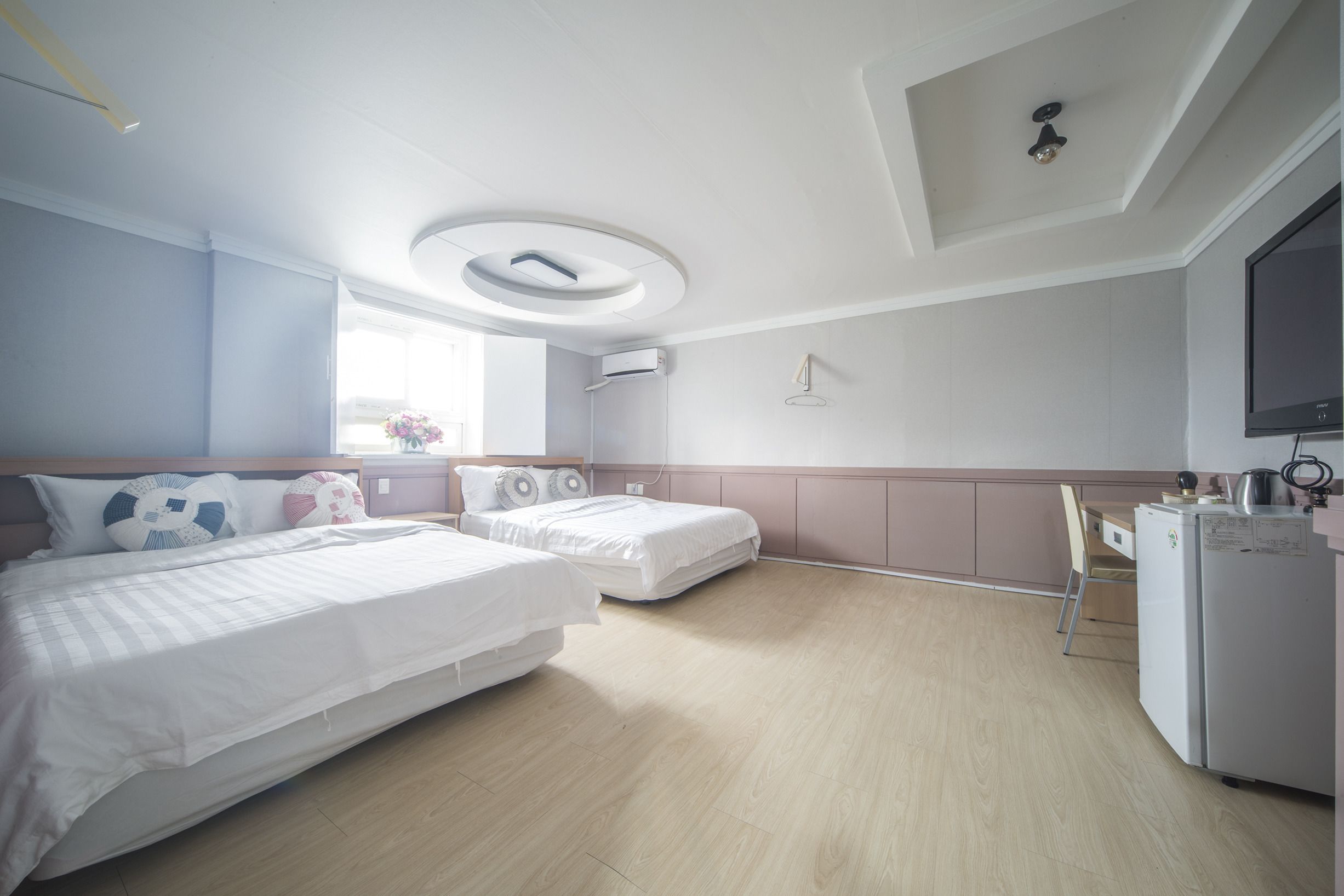 Deluxe Room (A) | Egyptian cotton sheets, premium bedding, laptop workspace, soundproofing