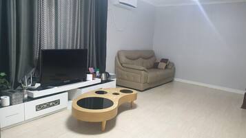 Deluxe Room (B) | Egyptian cotton sheets, premium bedding, laptop workspace, soundproofing