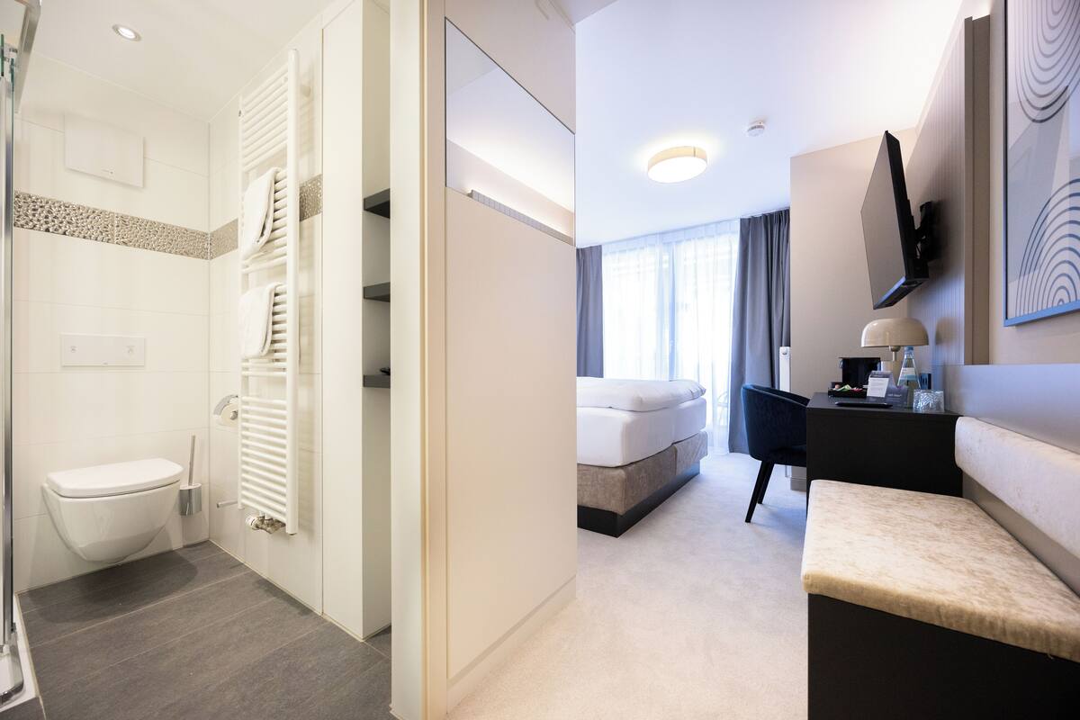 comfort double room | 1 bedroom, in-room safe, desk, laptop workspace