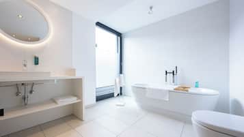 Superior suite | Badkamer | Gratis toiletartikelen, een haardroger, handdoeken, zeep