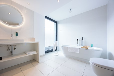 Superior Suite | Bathroom | Free toiletries, hair dryer, towels, soap. Digital Hotel Kronjuwel by BRIGHT Waldkirch - Self Check-in