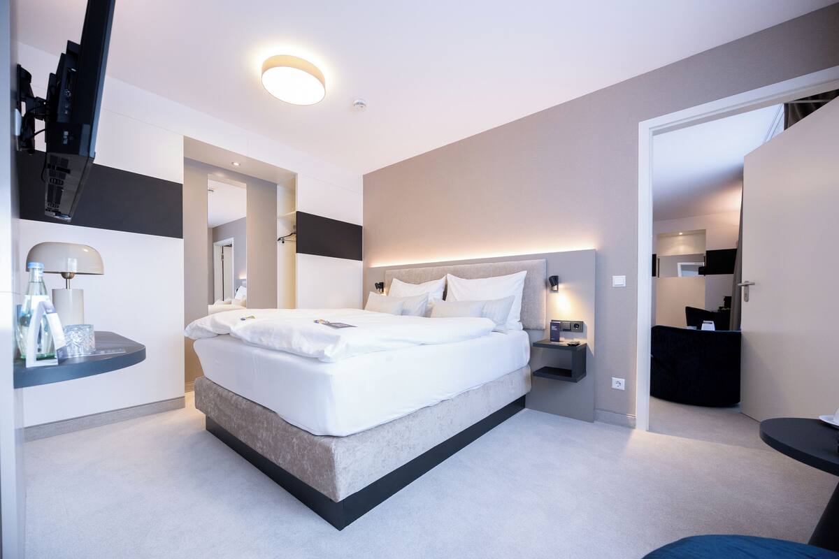 family room | 1 bedroom, in-room safe, desk, laptop workspace