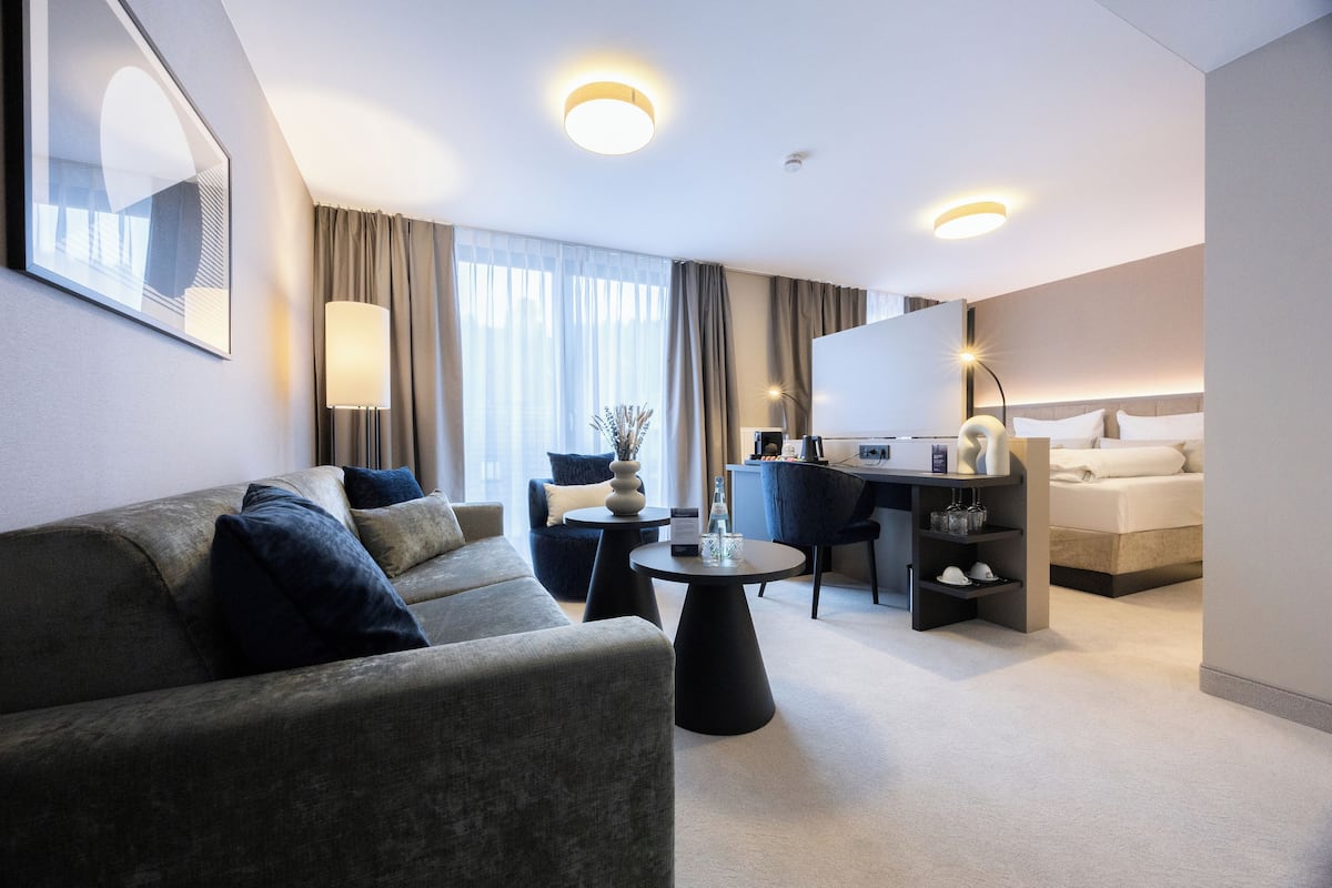 Junior Suite | 1 bedroom, in-room safe, desk, laptop workspace