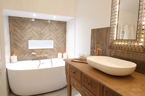 舒適三人房 (Parentale) | 浴室 | 免費盥洗用品、吹風機、浴袍、毛巾